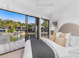 Mid-Level Riverfront 2 Bedroom Apartment Steps from Hastings Street - by Stay Noosa, hotel a Noosa Heads