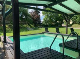 Villa mit Pool und Grillplatz in Regensburg: Regensburg şehrinde bir otel