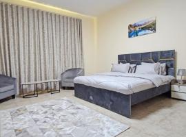 Luxurious Furnished Apartment Prime Location, viešbutis mieste Mafrakas