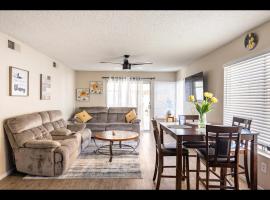 4 bed 2 bath Reno with Private Pool, hotel ramah hewan peliharaan di Las Vegas