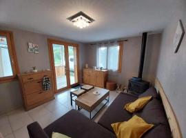 Appartement cosy a Les Belleville 48 m² avec terrasse privee, poceni hotel v mestu Planvillard