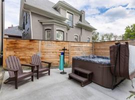 LuxuryDenver Studio w Hot Tub 2 Mi to Downtown, ξενοδοχείο στο Ντένβερ