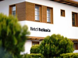 Hotel Baškuća، فندق مع موقف سيارات في سراييفو