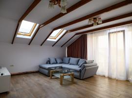 Luxury attic, hotel con pileta en Curtea de Argeş