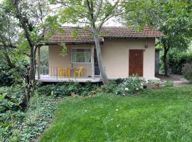 A charming and peaceful summer villa 400m from the sea, hotel en Varna