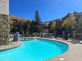 MT CB Base Ski In-Out with King Bed, Hot Tub, Pool & Kitchen & No Resort Fee!, parkolóval rendelkező hotel Crested Butte-ban