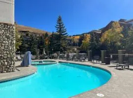 MT CB Base Ski In-Out with King Bed, Hot Tub, Pool & Kitchen & No Resort Fee!