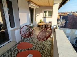 Appartement plein centre avec terrasse, hotel v destinácii Lons-le-Saunier