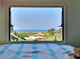 Cozy Seaview Glamping Caravan, villa i HaBonim