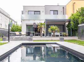 Luxury Vienna 6BR-4BA Villa with Private Pool & Sauna - Pets allowed, hotel ve Vídni