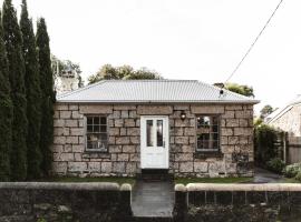 Historic 1850s Magnetic Cottage, hotel in Port Fairy