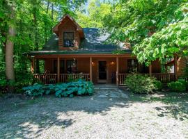 Cedarwood Lodge, cabin sa Saugatuck