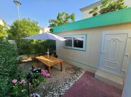 Bungalow 8 - Luxury 1-Bedroom Guest House in JVT