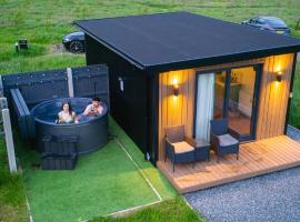 OAKWOOD GLAMPING Mourne Mountains, hótel með jacuzzi-potti í Moyad