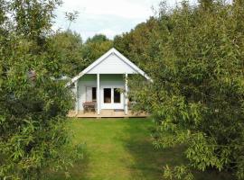 Chalet aan het water - vakantiepark de Schreiershoek, hótel í Dokkum