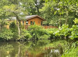 Riverbank Lodge, hotel con jacuzzi en Dollar