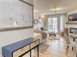 Studio 104 Mont -Tremblant, hotel con piscina a Mont-Tremblant