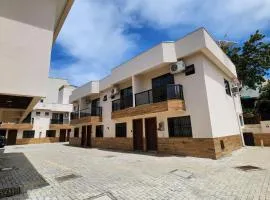 Linda Casa 2 suítes, 30 m praia, até 6 pessoas