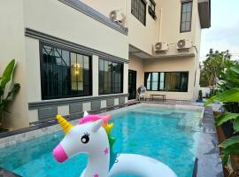 Brittany Pool Villa-Pattaya, vila v destinaci Na Jomtien