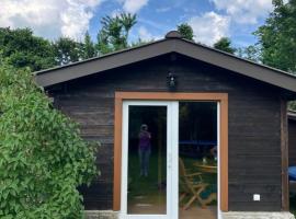 Pivert, chalet confortable avec jardin à 100m du lac, hotel con pileta en Auvernier