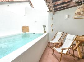 Costa Inn Beach House with Pool by Homeful Homes, hotel in Costa de Caparica