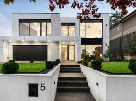 5 Ensuite Luxury Holiday House Balwyn North