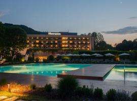 Sheraton Lake Como Hotel โรงแรมในโกโม