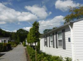 Tiny house Appelvinkje, huisje met bedstee in bosrijke omgeving โรงแรมในโอสเตอร์ไวก์