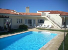 Luxury 6 Bedroom Oceanfront Vila - Sleeps 20 Guests, hotel v mestu Foz do Arelho