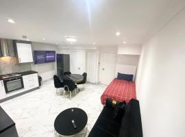 THE ROYAL BOUTIQUE REGENT LODGE bY LONDON , SLEEP 8，位于伦敦的酒店