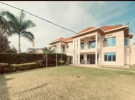 Beautiful spacious entire 4 bedrooms comfy house in Kimihurura