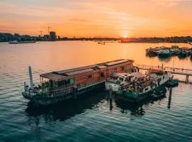 Casey's Lake View House Boat