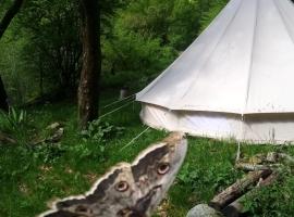 Grande Tente Tipi en pleine forêt, место для глэмпинга в городе Burzet