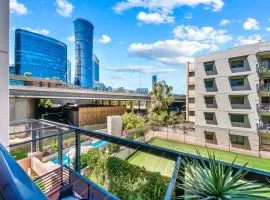 Perth city & pool view 2bedroom-1 King bd and 2 Single bd