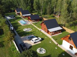 Oaza u Kaszuba- domki nad Słupią, hôtel avec piscine à Jamno