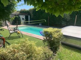 Magnifique villa avec piscine, hotel di Saint-Marcel-lès-Valence