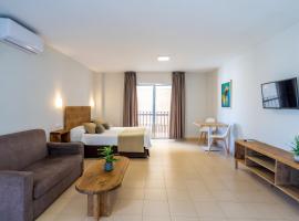 Apartamentos Puerta del Sur, hotel sa Sevilla