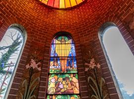 La Chapelle de verre, un lieu unique au monde, hotel en Ronquières