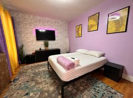 King size room in Manhattan Central Harlem, хотел в Ню Йорк