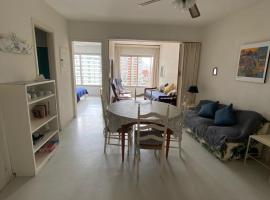 Comodo Apartamento en Peninsula , excelente ubicación a metros de la playa, căn hộ ở Punta del Este