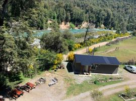 Cabaña Nueva con vista del Rio Azul, ξενοδοχείο σε El Bolson