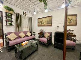 Independent Garden Cottage-Bandra-Carter road, hotel a Mumbai