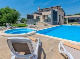 Lovely Home In Privlaka With Jacuzzi