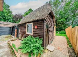 Cozy Cottage with hot tub!, villa í Cadnam