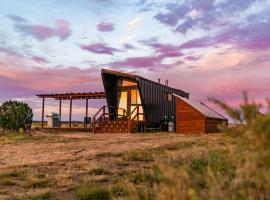 Grand Canyon Stargazing Off-Grid Tiny Home, casa de campo em Valle