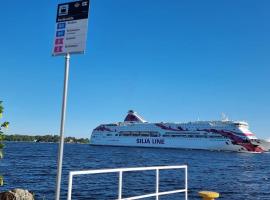 Strandnära skärgårdshus, casa de férias em Gustavsberg