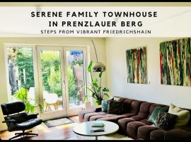 Townhouse with garden, terrace & balcony, rumah percutian di Berlin