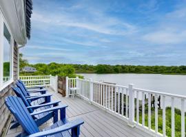 Cozy Narragansett Cottage with Dock and Outdoor Shower, hotel em Narragansett