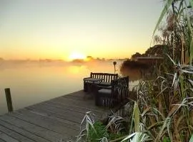 5-Sterne Ferienwohnung am Wasser für Naturliebhaber und Wassersportler mit Terrasse und Garten