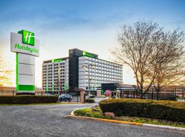 Holiday Inn Newark International Airport، فندق في نيوآرك